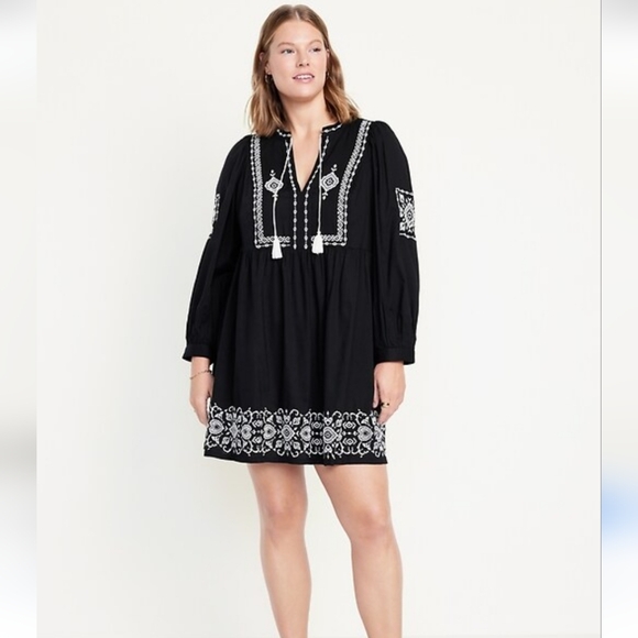 Old Navy Dresses & Skirts - Old Navy Swing Dress with White Embroidery